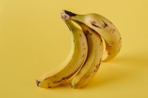 Куча спелых бананов на ярком желтом фоне — стоковое фото