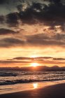 Erstaunlicher Sonnenuntergang an der ruhigen Küste des Ozeans — Stockfoto