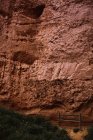 Закрыть вид на каменистую горную стену рядом с травой в Кантоне, Испания — стоковое фото