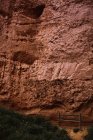 Nahaufnahme einer steinigen Bergwand in der Nähe von Gras in Kantabrien, Spanien — Stockfoto