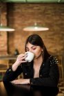 Linda senhora sentada no café com café — Fotografia de Stock