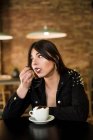 Красивая дама сидит в кафе с кофе — стоковое фото