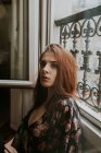 Porträt einer jungen Frau am Fenster — Stockfoto