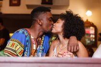 Афроамериканская пара сидит в кафе — стоковое фото