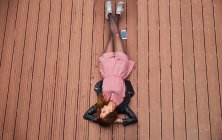 Молода жінка лежить на підлозі — стокове фото