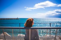 Rothaarige Frau entspannt sich am Meer — Stockfoto