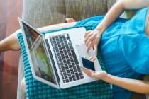 Frau rastet aus und benutzt Laptop — Stockfoto