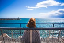 Femme rousse relaxant au bord de la mer — Photo de stock