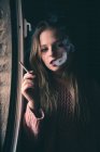 Mujer atractiva teniendo humo - foto de stock