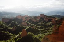 Malerisches Tal mit grünem Wald zwischen roten Schuppen in Kantabrien, Spanien — Stockfoto