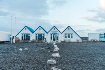 Маленькі білі будинки на кам'янистому ґрунті — стокове фото