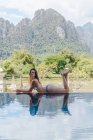 Donna attraente in bikini a bordo piscina — Foto stock