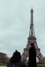 Donne in piedi alla Torre Eiffel — Foto stock
