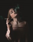 Donna attraente che fuma — Foto stock