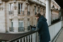 Человек со смартфоном на улице — стоковое фото