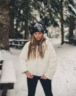 Молодая женщина остается на улице в зимний период — стоковое фото