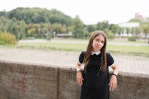 Junge stilvolle Frau im schwarzen Kleid im Freien — Stockfoto