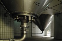 Große Tanks für die Lagerung von Bier aus Kupfer in einem geräumigen Raum der Fabrik — Stockfoto