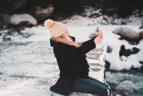 Femme prenant selfie à la rivière en hiver — Photo de stock
