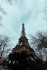 Torre Eiffel vista dal basso — Foto stock