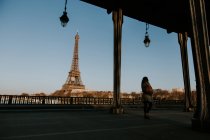 Femme marchant dans la rue à Paris — Photo de stock