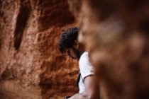 Погляд збоку, якщо чоловік з камерою фотографується в скелястих горах Кантабрії (Іспанія). — стокове фото