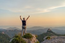 Anonymer Mann genießt Aussicht vom Berg — Stockfoto
