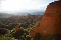 Vallée pittoresque ? avec forêt verte entre écailles rouges en Cantabrie, Espagne — Photo de stock