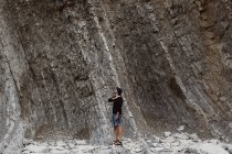 Чоловік дивиться, щоб піднятися на скелю — стокове фото
