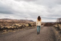 Donna in piedi su sfondo sassoso pittoresco — Foto stock