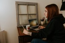 Woman typing on laptop — Stock Photo