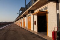 Rua com garagens laranja com números — Fotografia de Stock