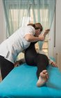 Терапевт, занимающийся лечением тела для стимулирования проблем с телом в массажном кабинете — стоковое фото