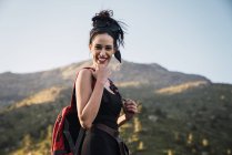 Junge Frau mit Rucksack genießt die Natur in den Bergen — Stockfoto