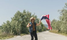 Homme avec drapeau américain — Photo de stock