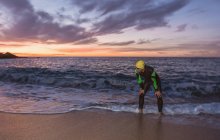 Triatleta de pie en el mar - foto de stock