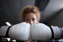 Corps féminin fort avec gants de boxe — Photo de stock
