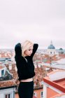 Junge blonde Frau steht auf dem Dach — Stockfoto