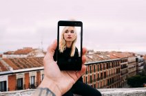 Portrait de jeune fille blonde téléphone creux — Photo de stock