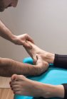 Therapeutin massiert weiblichen Fuß im Massageraum — Stockfoto