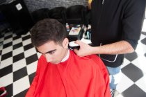 Moroccan man working at his hairdresser — Stock Photo
