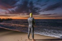 Triatleta de pé no mar — Fotografia de Stock