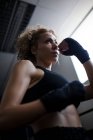 Woman training in gym — Stock Photo