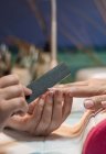 Женщина-маникюрша заполняет ногти клиента в салоне красоты — стоковое фото