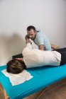 Terapeuta fazendo terapia alternativa tratamento corporal para estimular os tecidos do corpo na sala de massagem — Fotografia de Stock
