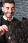 Марокканець працює на перукарні. — стокове фото