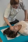 Терапевт робити лікування тіла для стимулювання орган видає в масажний кабінет — Stock Photo