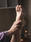 Therapeutin führt Fußreflexzonenmassage an Patientin durch — Stockfoto