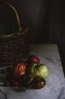 Tomates frescos maduros e inmaduros sobre mesa de mármol blanco - foto de stock