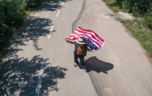 Mann mit Hut zeigt amerikanische Flagge — Stockfoto